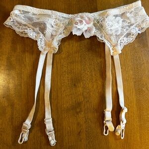 VINTAGE 1980’s HANKY PANKY GARTER BELT BRIDAL SO DELICATE Worn ONCE 27”
